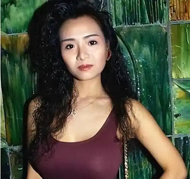 她曾经是中国香港电影界的一位著名女演员,以其性感迷人的身材和出色
