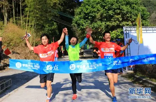 到达终点的选手面带笑容.