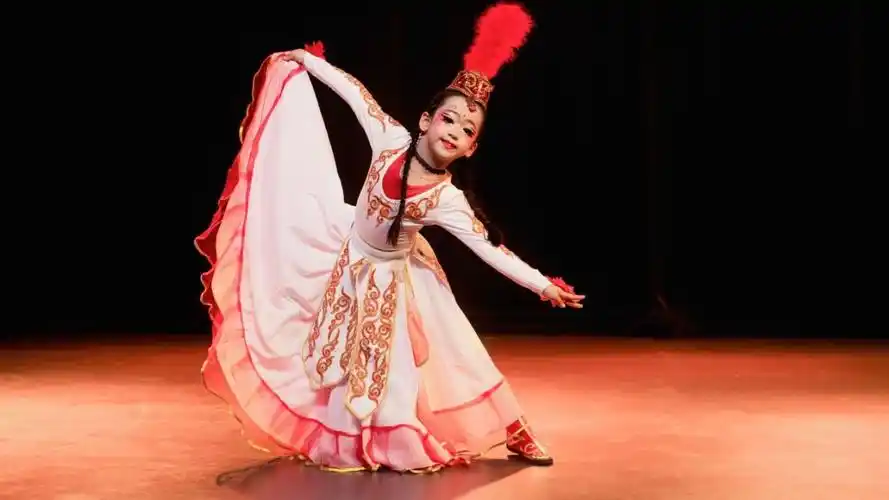 太惹人喜欢了!七岁小姑娘跳哈萨克族舞蹈,剧目《鲜花》