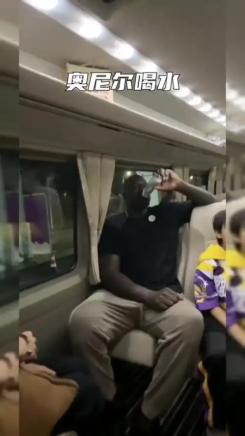奥尼尔单手能握住四瓶矿泉水 经典重现,奥尼尔曾经的四瓶水大家肯定都