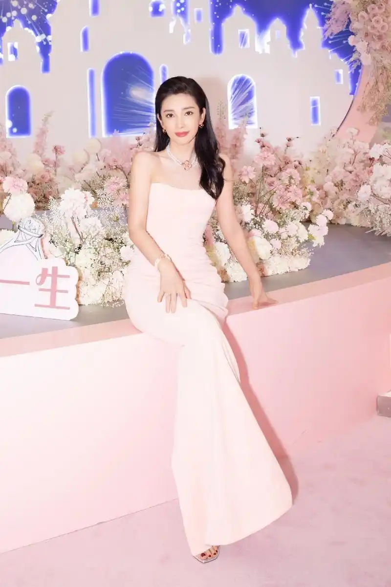 李冰冰身材真令人羡慕!穿粉色鱼尾礼服腰身婀娜,筷子发簪有点仙