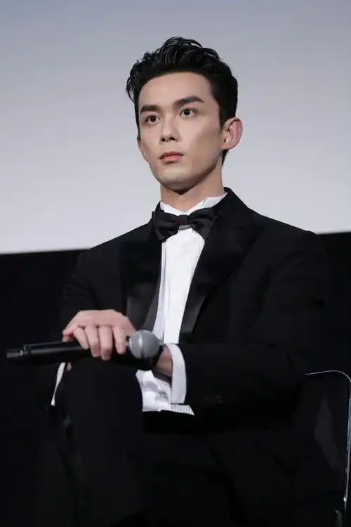 吴磊下颌线绝了