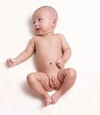 02 男宝宝在穿尿裤时,注意把小鸡鸡向下压,让它伏贴在阴囊上,这样做