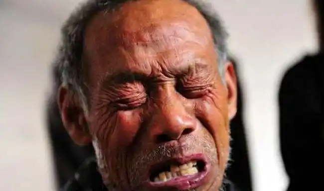 70岁的老人被送进养老院,含泪哭泣:老了才知道养儿防【电话