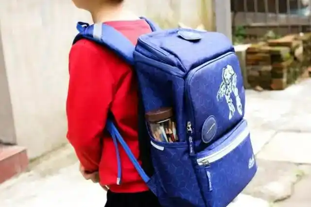 小学生的书包为何如此沉重