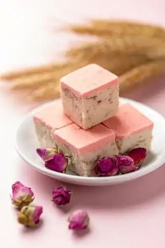 天津传统糕点玫瑰糕特写莫兰迪色系背景