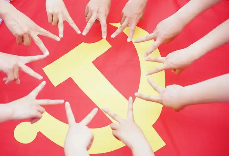 我与党旗合影 定格美好瞬间