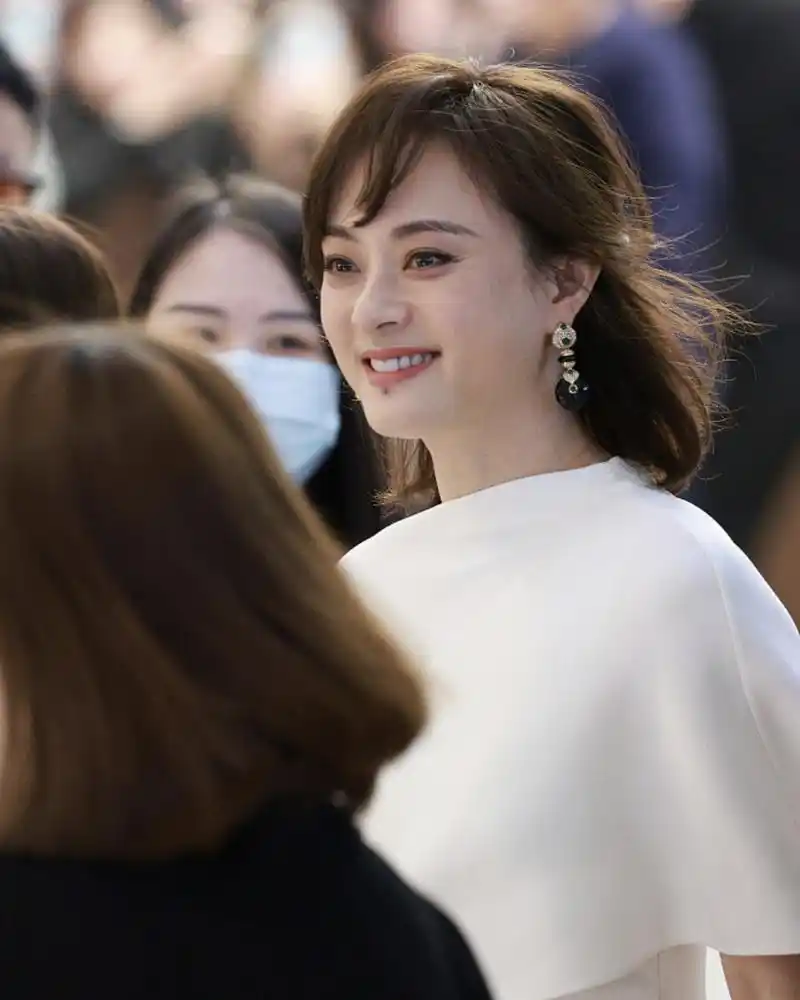 孙俪生图真的好奇怪,一点美人感也没有,有点男扮女装的感觉.