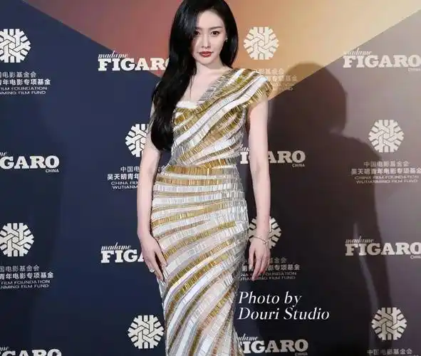 穿着太大胆!33岁张天爱戛纳红毯镂空礼服惹争议,生图跟没穿一样