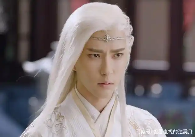 于朦胧饰演白衣尊者徐暮云