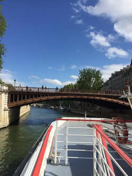 巴黎塞纳河两岸风光