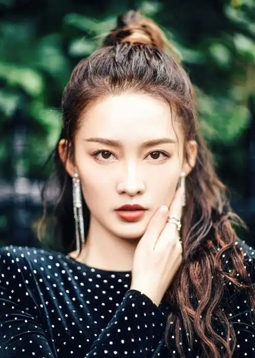 李沁现身天天向上波点包臀裙娇俏动人染色羊毛卷洋气到飞起