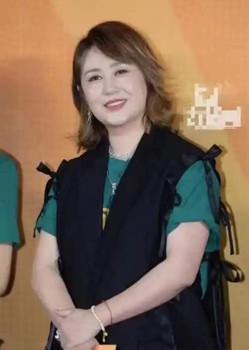 倪虹洁的实际年龄比马丽大,但由于未婚无子,从妆容上看,显得比较年轻.