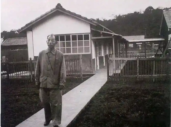 张学良在中国照片戴着老花镜读明史游台南孔庙拜郑成功祠