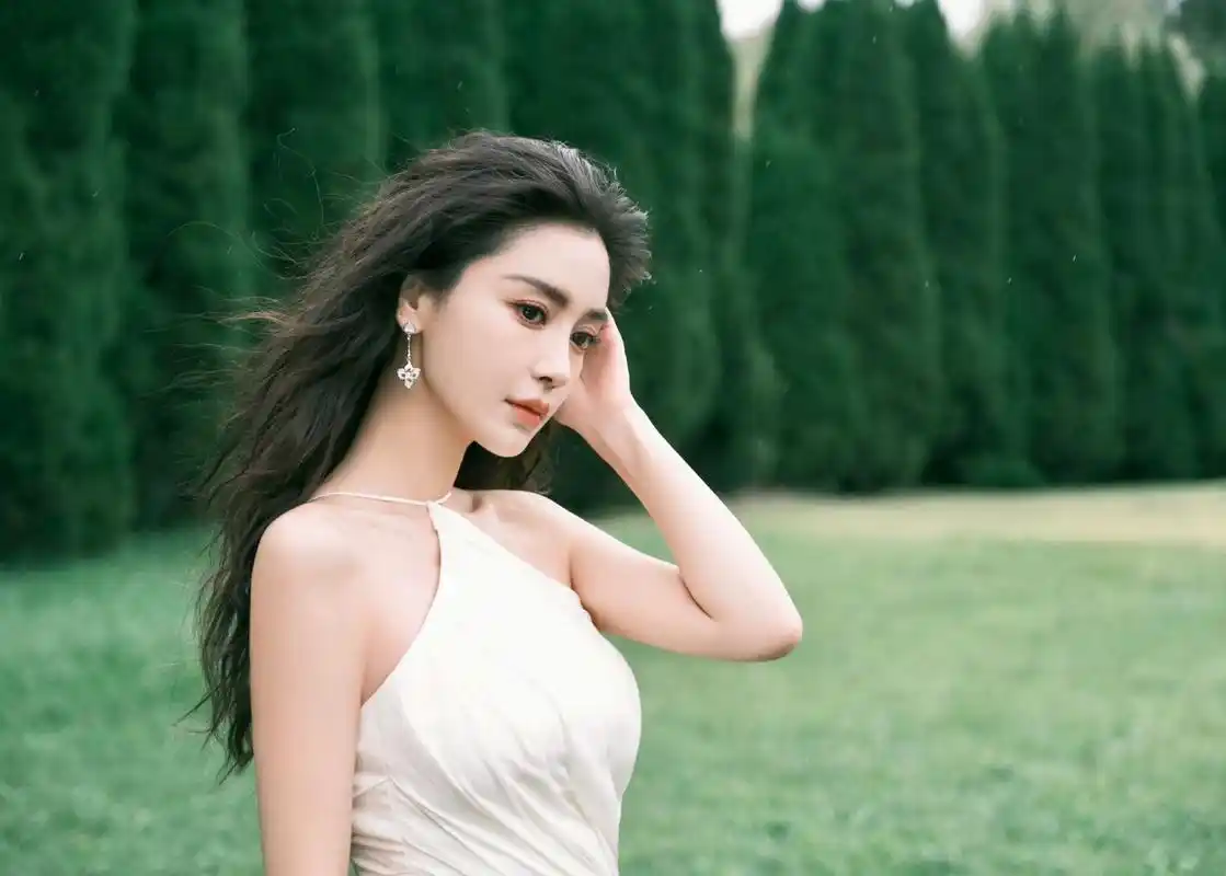 angelababy绿野漫游# angelababy绿野漫游写真,长发77白色挂脖橙构