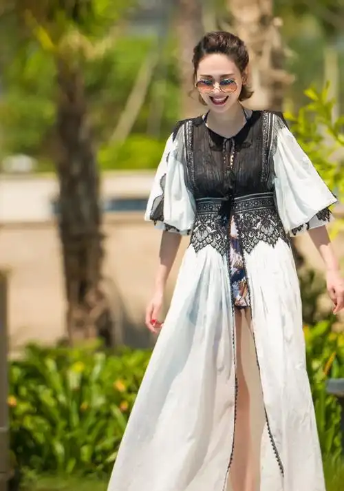 程莉莎晒照粉色上衣配碎花半裙身材太有料优雅气质极具东方美