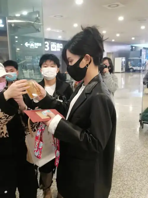 文咏珊1015上海虹桥机场