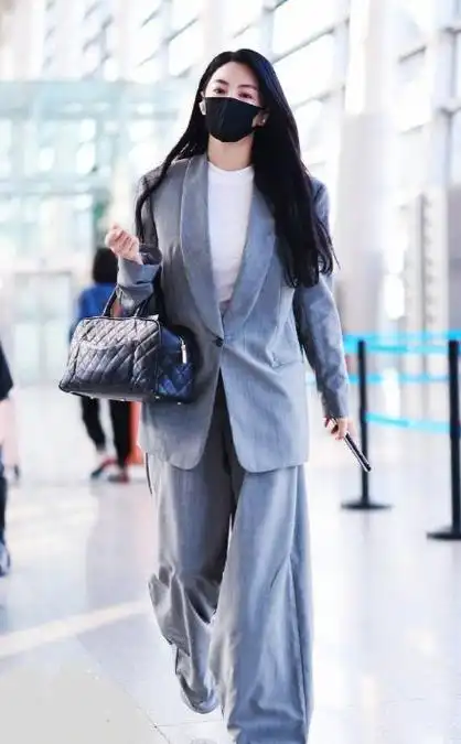 张雨绮亮相长沙机场灰色西装尽显青春靓丽