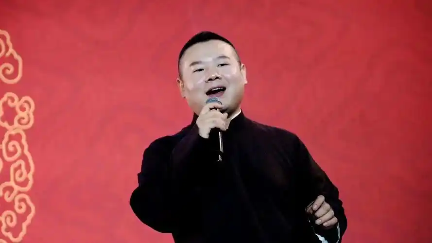 龙年春晚第二次联排岳云鹏脱帽对粉丝鞠躬超有礼貌吊打高冷明星