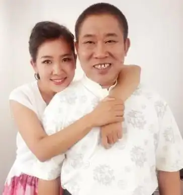 长得一般却娶了"白天鹅"的几位男星,老婆一个比一个漂亮