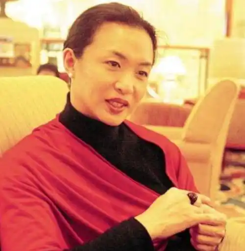 53岁金星身穿男装素面朝天,看似重回男儿本色,网友太洒脱_汉斯_男生