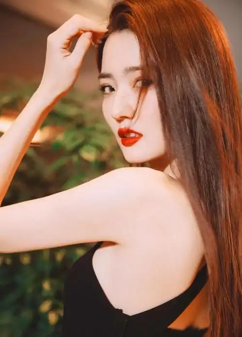 徐璐端庄优雅恬静写真,优雅迷人!__财经头条