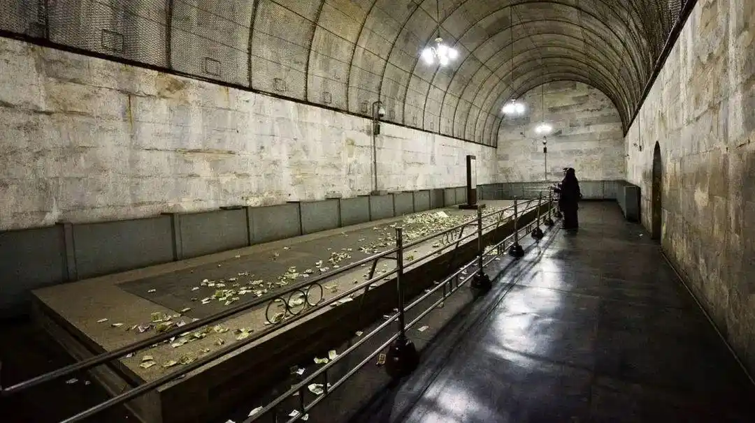 也只有定陵,在仅存的石质围墙,明楼和地宫里能感受历史车轮的剧烈动荡