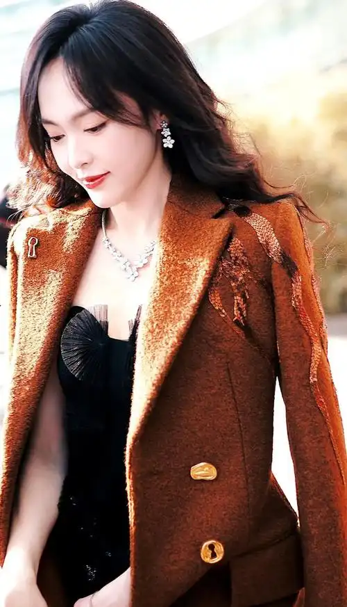 唐嫣,一位璀璨的影视明星,宛如夜空中最耀眼的星子,以其独特的魅力和