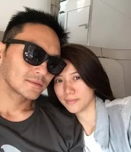 袁咏仪搜狐娱乐讯 7月15日上午,袁咏琳在微博上晒出一张依偎老公