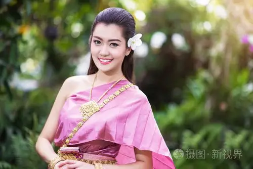 美丽的泰国女孩身着泰国传统服饰