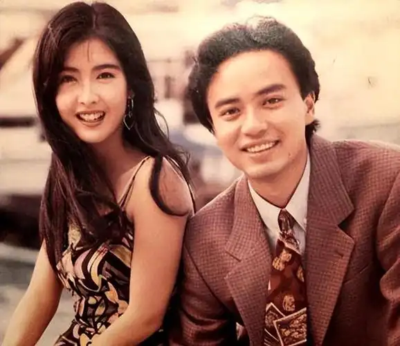 周慧敏和老公出席晚宴,60岁倪震秃头苍老,变成沧桑的油腻大叔