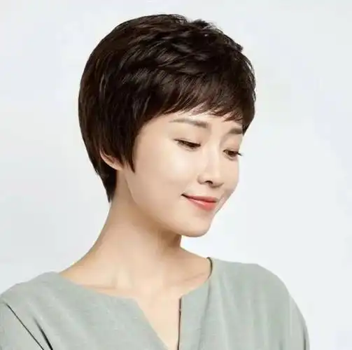 女人过了50岁剪什么发型好看?试试这7款新发型,显年轻又洋气