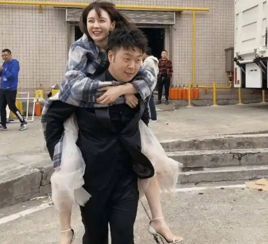 沈梦辰发文直呼"幸福",一家三口穿白衬衫合影,粉丝:恭喜_杜海涛_妈妈