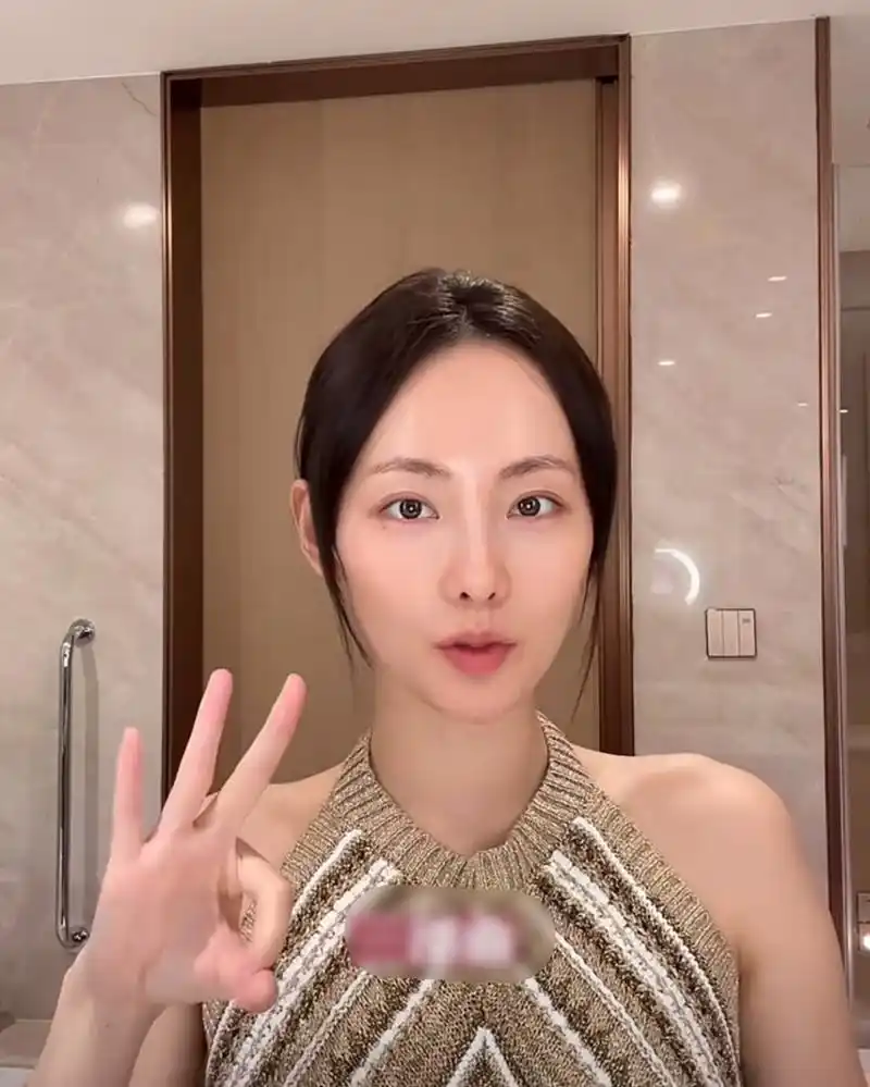 张嘉倪素颜录视频,脸部白皙透亮还以为开了美颜,结果腋下的皮肤证实了