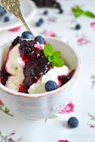 在一杯蓝莓果酱香草冰淇淋