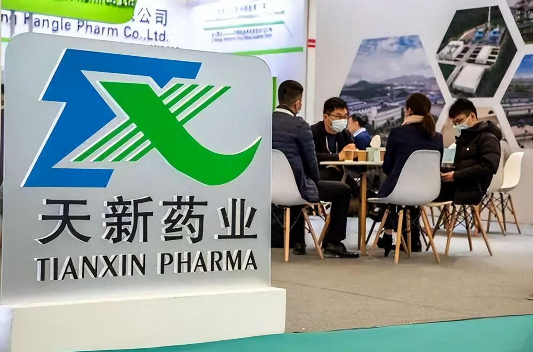 杨文龙则更是已经将上市公司仁和药业的董事长一职交给了儿子杨潇