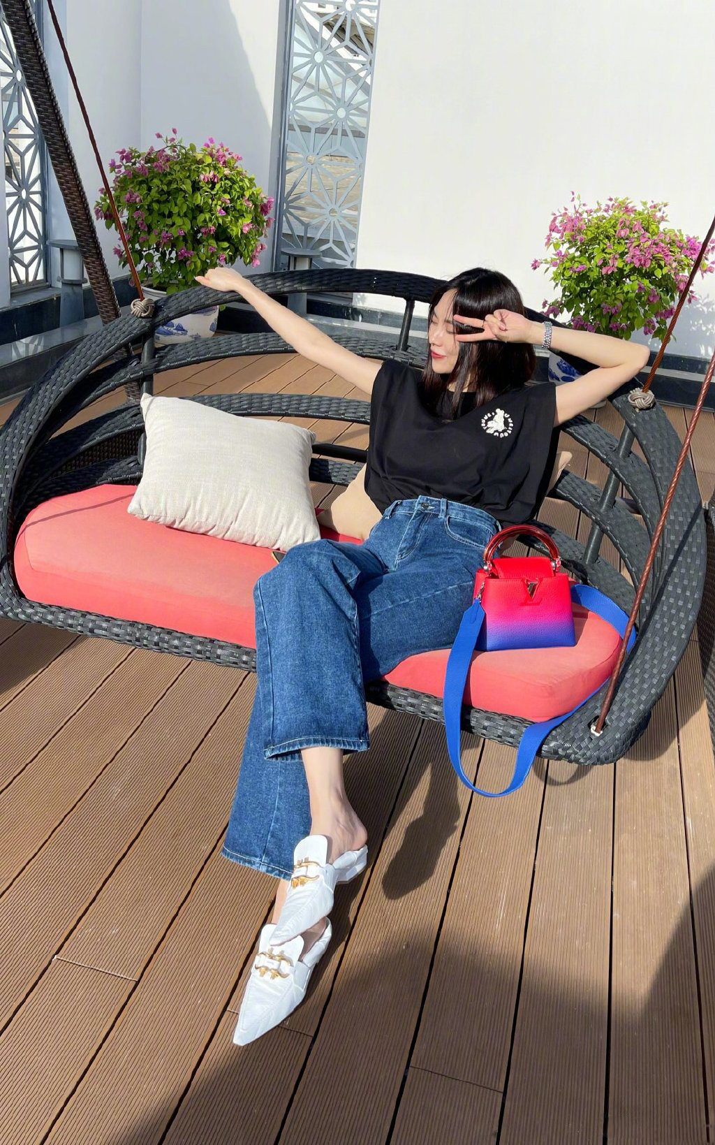 王霏霏身穿无袖背心搭配牛仔裤出镜休闲时尚亮色包包点缀