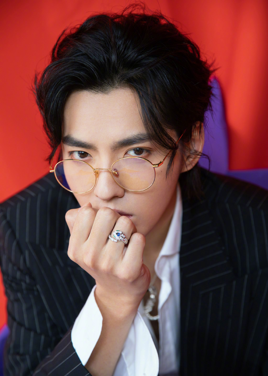 吴亦凡条纹西服酷帅写真图片