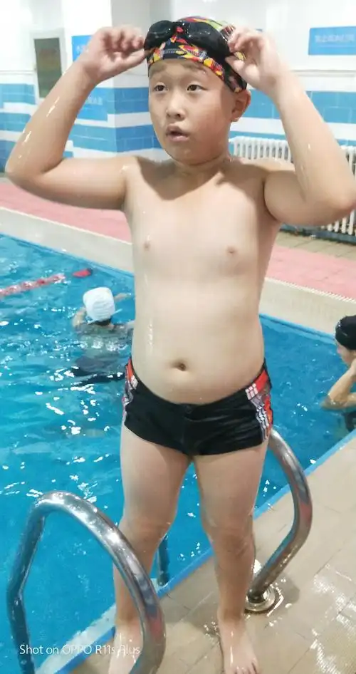 到游泳馆里游泳也是快乐的!一家人亲子游更是幸福快乐的!