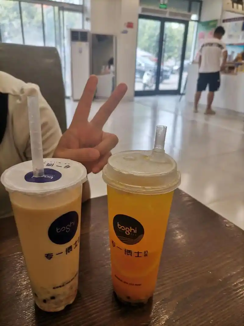 和女朋友喝秋天的第一杯奶茶#悠闲下午茶 #碰杯仪式 - 抖音