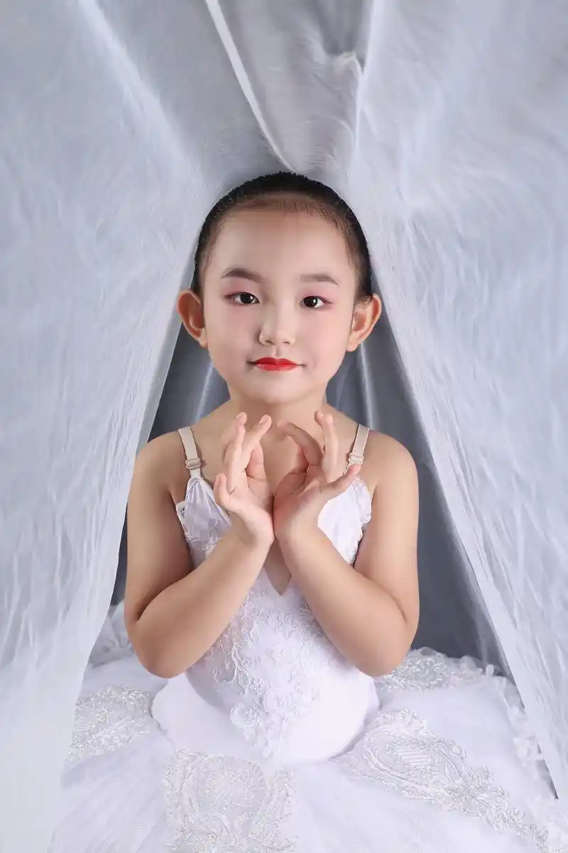 小宝贝的艺术照:兴趣是最好的老师,既然小宝贝对舞蹈是情有独钟 - 抖