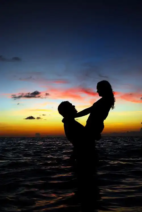 夕阳下情侣拥抱高清图片