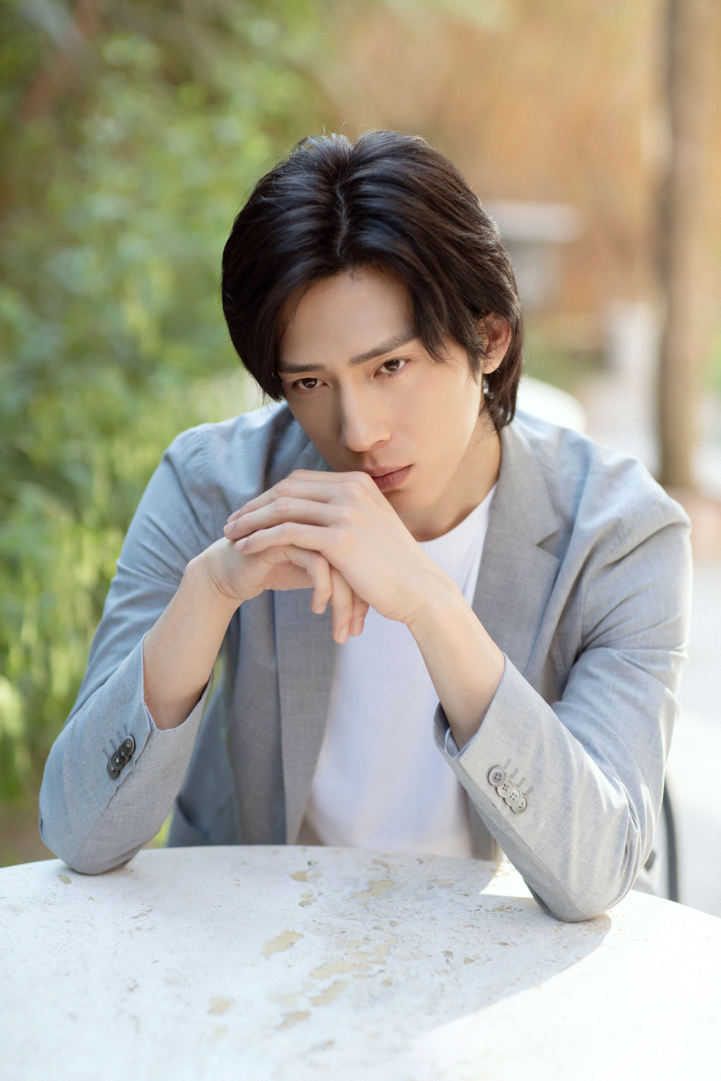 井柏然银灰西装帅气图片713