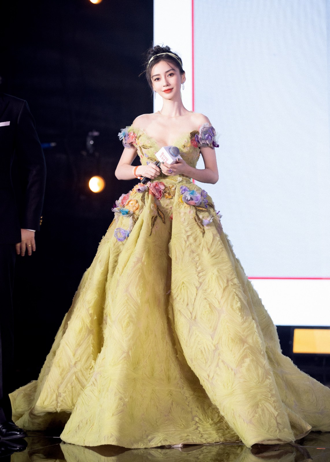 原创杨颖深v礼服出席芭莎盛宴本想引领潮流的风向标为什么受到网友的