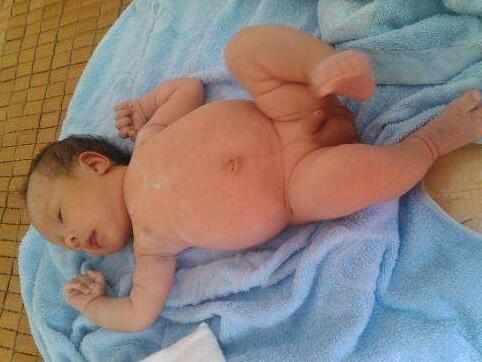 刚出生的宝宝撒了一泡尿,婆婆就要求我把孩子送走