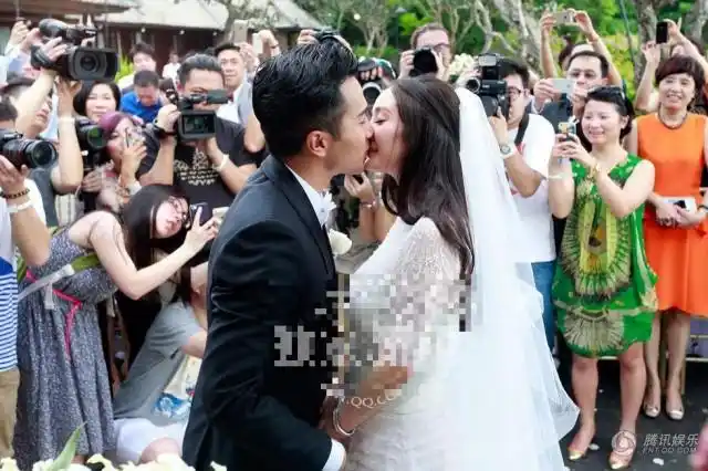 杨幂刘恺威大婚拥吻落泪