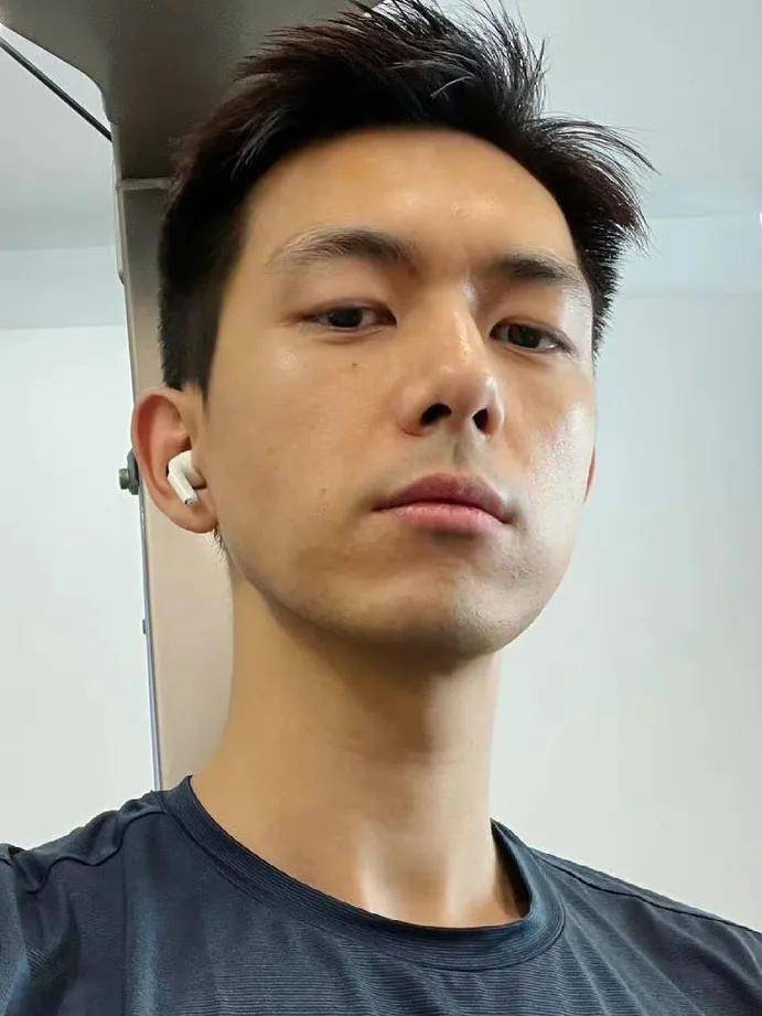 李现李现这个是完全的素颜生图,状态清晰可见,皮肤是真的很不错,有点