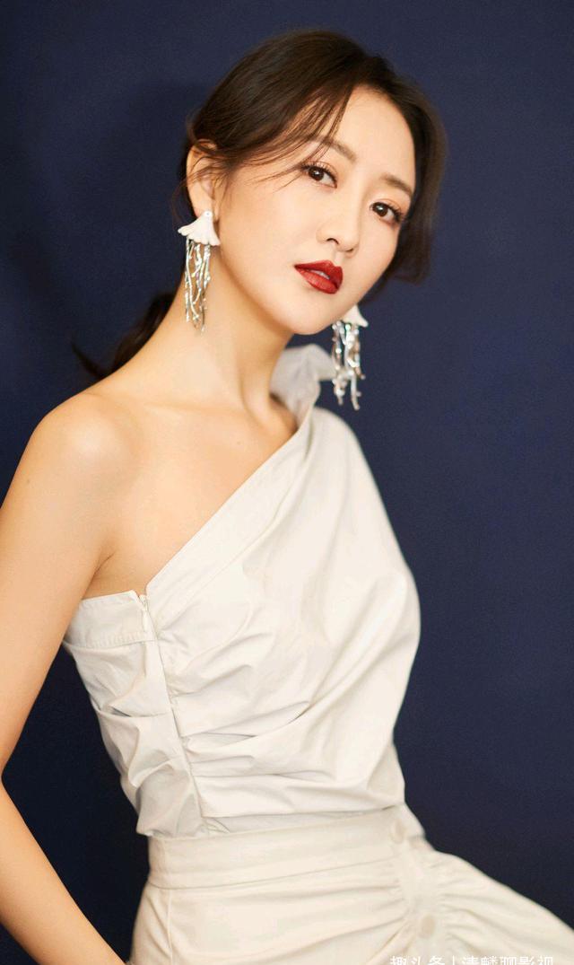 王鸥时尚写真,美丽大方,气质好出众!_右手_嘴唇_镜头