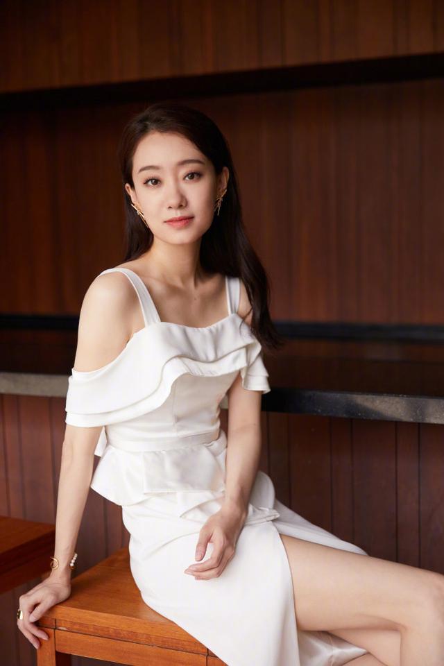 张小斐爆火气质开挂穿吊带裙变女总裁全白look下照样优雅大气