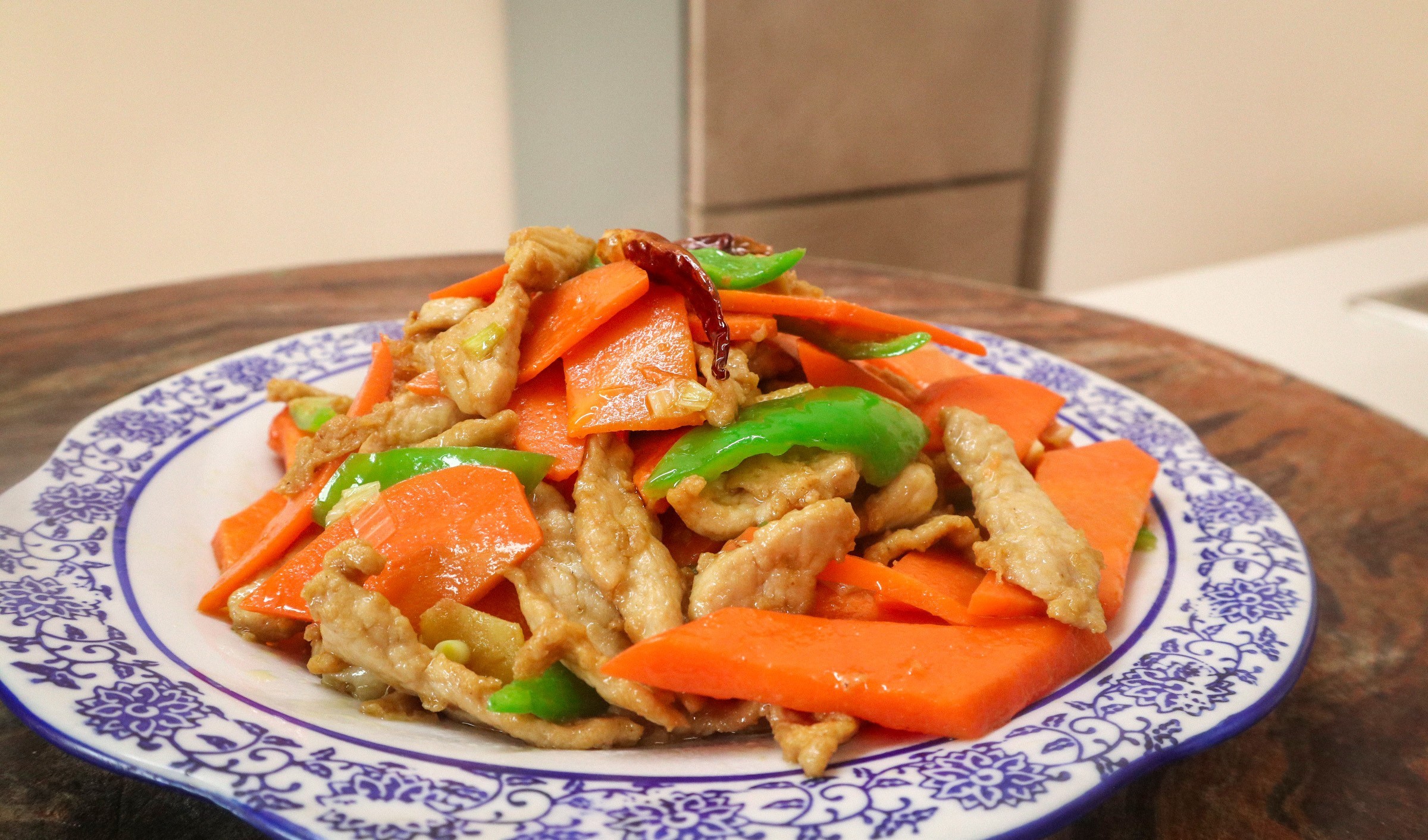 给大家分享胡萝卜炒肉片的做法好吃营养又健康下饭的必备菜